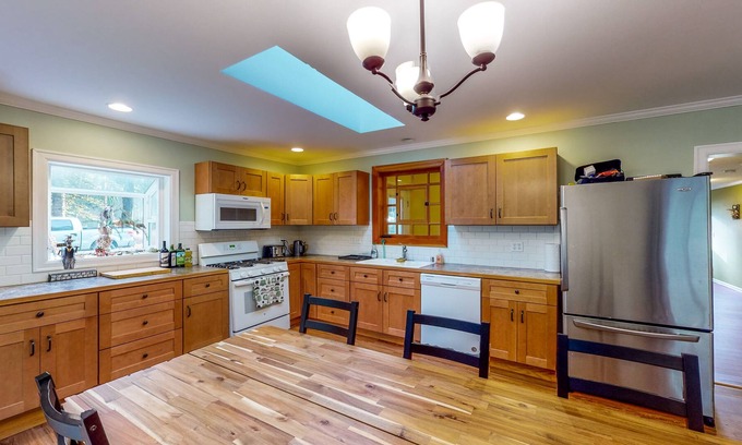 Maple Falls House | Adventure Base Camp near Mt Baker & North Cascades - Fenced Dog-Friendly Yard