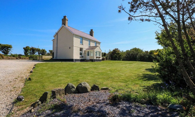 Garn Fadryn House | AEL Y FRON, pet friendly, character holiday cottage in Aberdaron