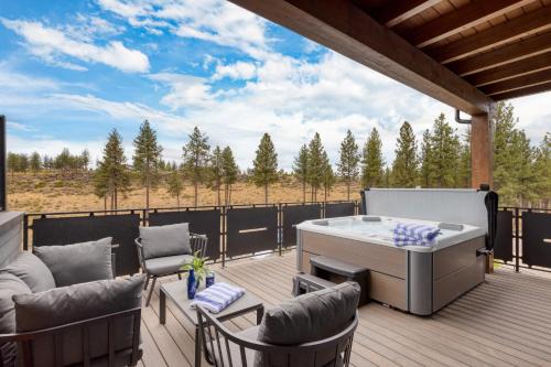 Bend House | Aerie Sleek 6 Unit Buyout 6 Units 15BDR Deck Hot Tub Views Near Old Bend