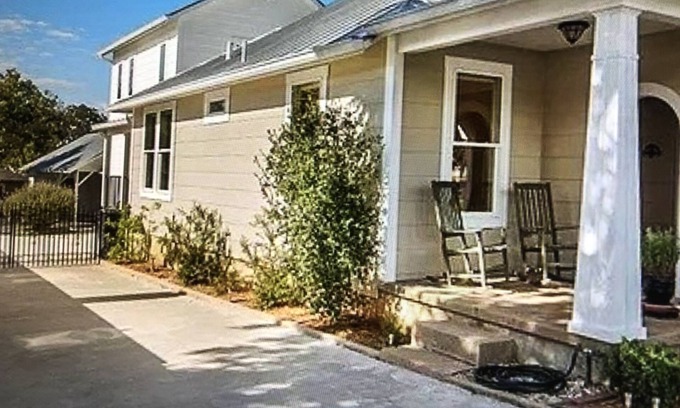 Fredericksburg House | Aermotor Loft -100yds to Main Street! Sleeps 4, HOT TUB