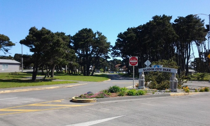 Bandon House | Affordable, Bandon-by-the-sea Retreat,Steps To The Beach 3 Bds/2 Baths Sleeps 8