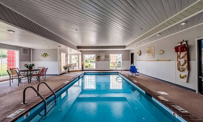 Lexington Hotel | Affordable Getaway! Free Parking, Free Breakfast, Pool, Near Castlewood Park