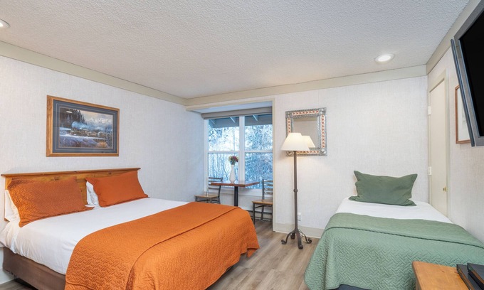 Telluride Hotel | Affordable Hotel Room in Telluride Facing the River
