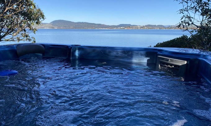 Kawaha Point House | Affordable lake edge luxury at The Willows, Lake Rotorua