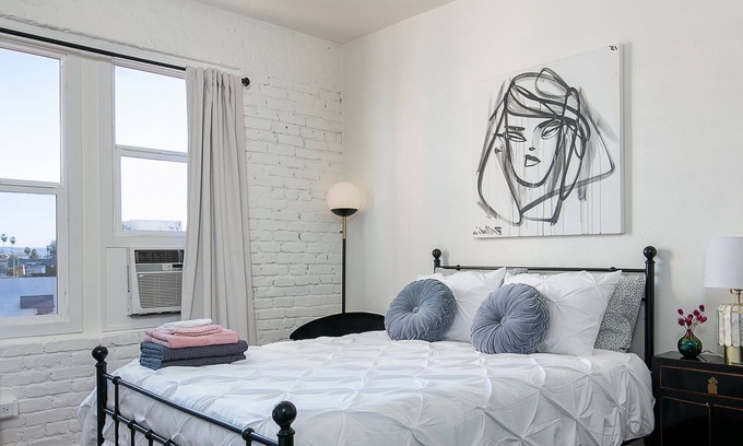 Westlake Apartment | Affordable Queen Studio Near DTLA!