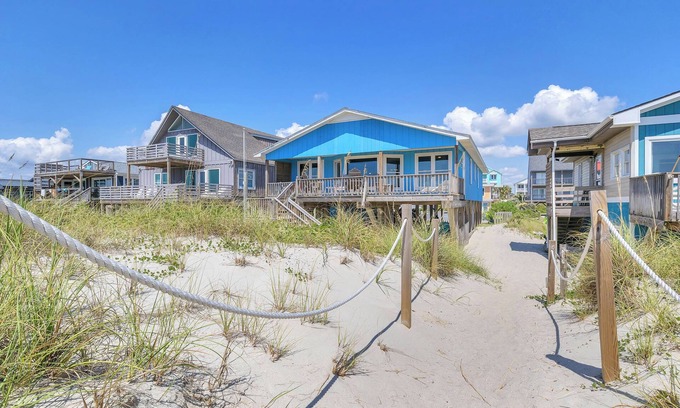 Long Beach House | Afternoon Delight: Oceanfront, Dog-friendly Home with Sun Deck and Covered Decks