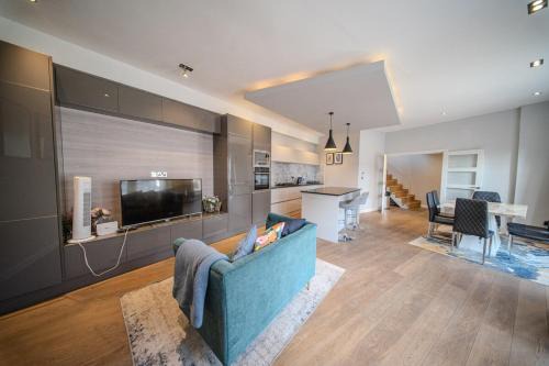Cantelowes Apartment | Agar Villa 2BR Home with Garden & Hot Tub
