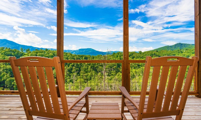 Chalet Village North Cabin | AGatHeavenlyView: VIEWS*ResortPool*Theater*Games*HotTub*Wifi*near Attractions!