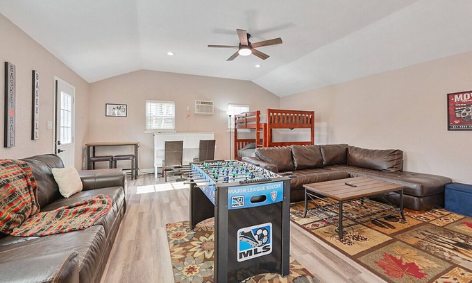 The Knoll Hotel | Aggie Fan Cave - Minutes to Kyle Field+BigBackyard