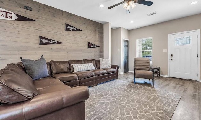 College Station House | Aggieland 5 bedroom house steps from TAMU campus and Kyle Field.