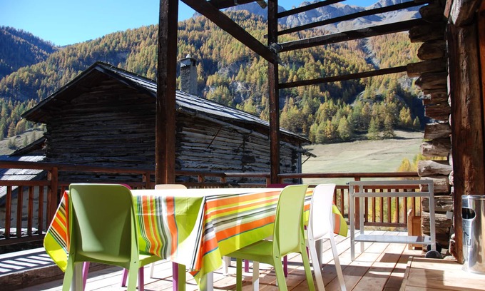 Saint-Veran Ski Chalet | AGREABLE CHALET, SAUNA, ski in ski out - Parking