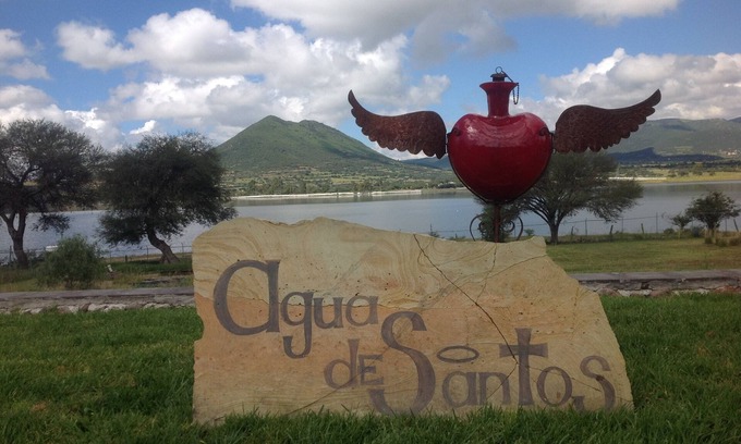 Queretaro Municipality House | Agua de Santos, a Beautiful house on the banks of the Santa Catarina dam