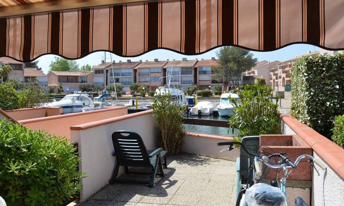 Saint-Cyprien Plage Apartment | Air-conditioned apartment with terrace in lively area, private parking