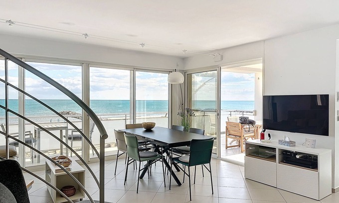 Carnon-Plage Apartment | Air-conditioned apartment with terrace and parking, sea-facing
