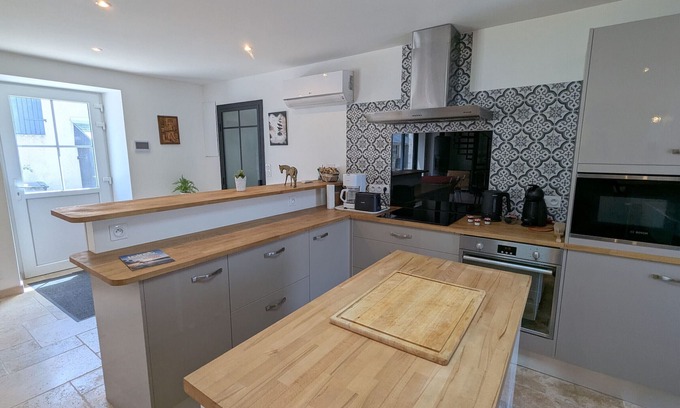 Tavers Cottage | Air-Conditioned Cottage with Garden in Tavers