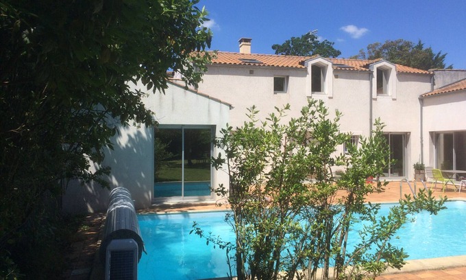 La Rochelle House | Air-conditioned house with pool in La Rochelle 12couchages well located