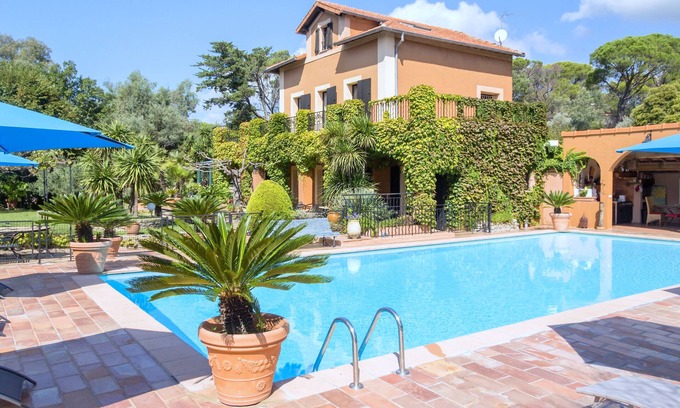 Frejus Villa | Air-conditioned villa of 240m2 near the beaches, swimming pool and private garden - 9 people
