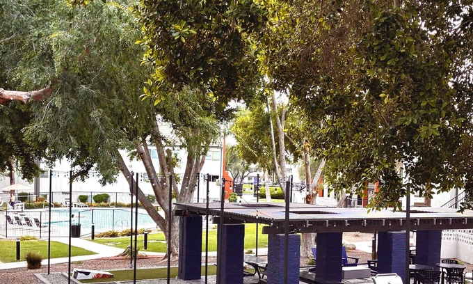 Tempe Apartment | Airport,ASU,fall ball, spring training, 2desks, balcony, king bed, fiber Wi-Fi