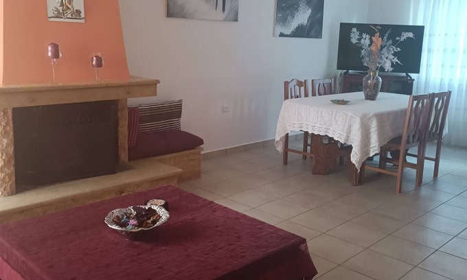 Agia Paraskevi House | Airport-Athens house 20' both directions by car. Family-sized & pets friendly!