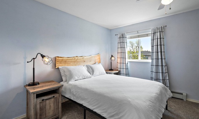 Turnagain House | Airport Retreat /2BR+1.5BA Duplex Unit