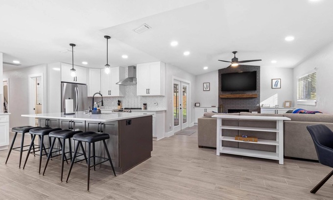 Gainesville House | Airy, Spacious, Newly Renovated Home – Walk to UF!