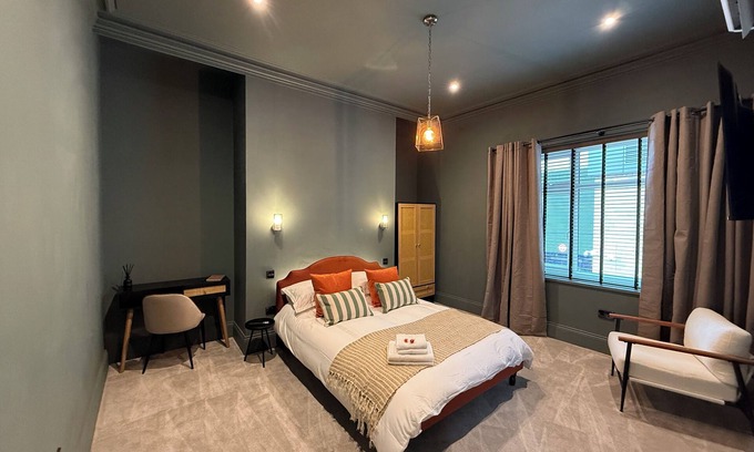 Halifax House | Akroyd House - The Dean Clough Room, A brand new stunning guest house, town centre location with par