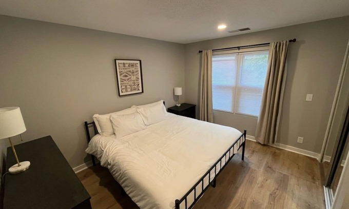 South Central Omaha Apartment | Aksarben View One Bedroom