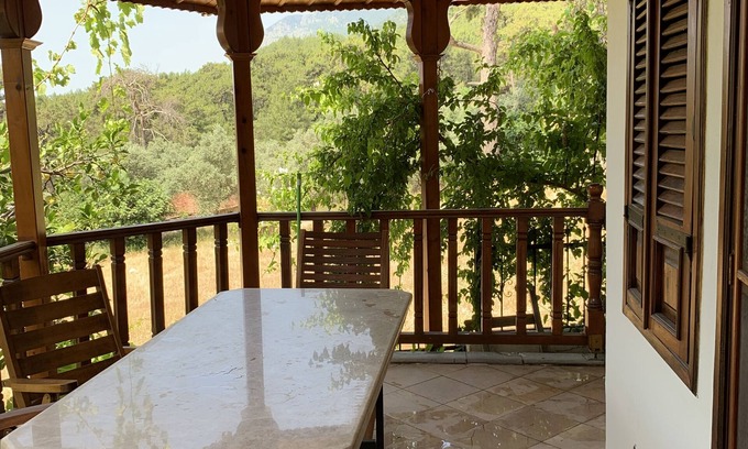 Akyaka House | Akyaka dag ve deniz manzaralı, orman yanında, guneslenme teraslı, Bahçeli