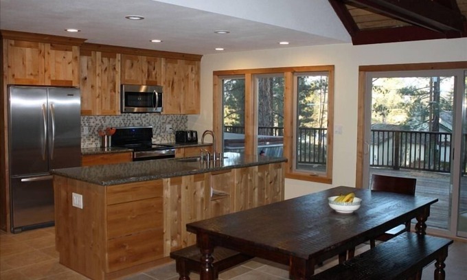 Al Tahoe House | Al Tahoe's Best - Hot Tub, Pool Table, Vintage Arcade Games
