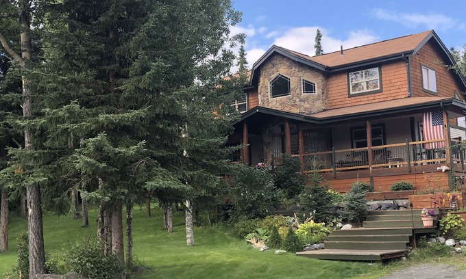 Mid-Hillside House | Alaskan lodge-like living - 15 min to city - 5 min to great hikes