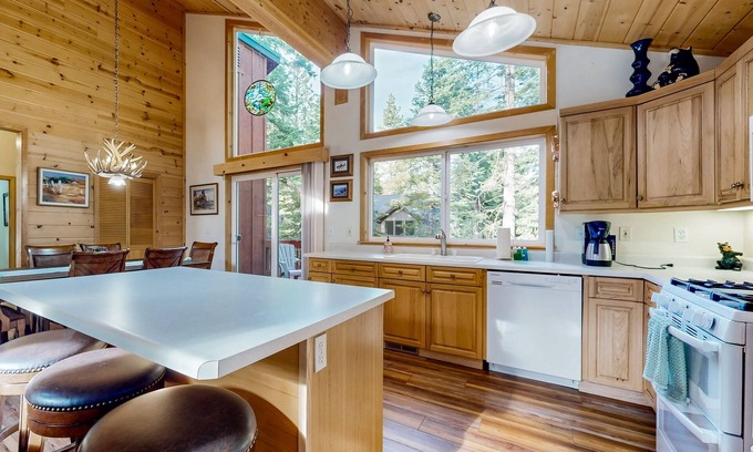 Tahoma House | All-Season Home | On-Site Trails | 7 Minutes to Beach & Homewood Slopes