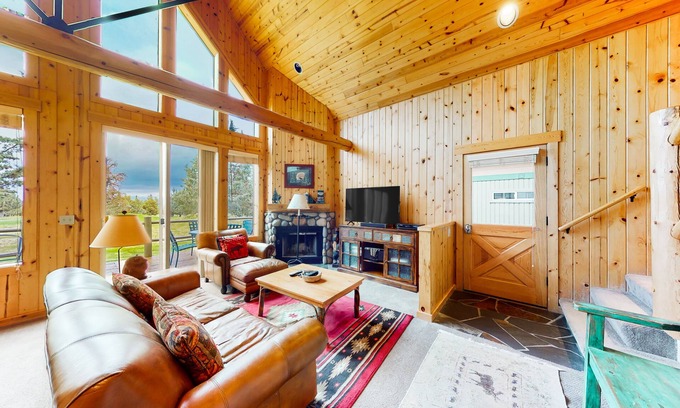 Redmond Ski Chalet | All-season resort retreat with hot tub, fairway views, fireplace, & grill