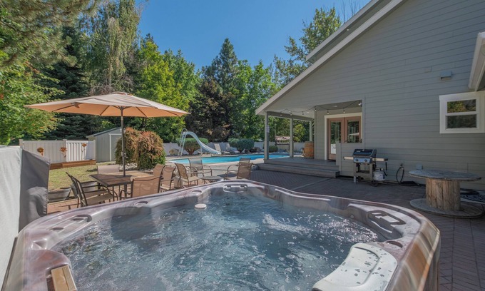 Leavenworth House | All Seasons Getaway-close to town, hot tub, cozy