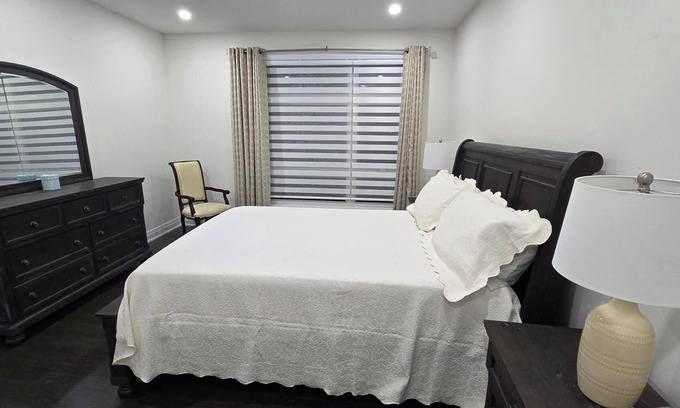 Vaughan House | All the luxuries of Home, 25mins to Airport & 5kms to Canada's Wonderland!n
