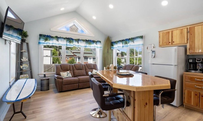 Old Orchard Beach Cottage | Alluring 2-Bedroom Cottage in Delightful Old Orchard Beach with WiFi, AC