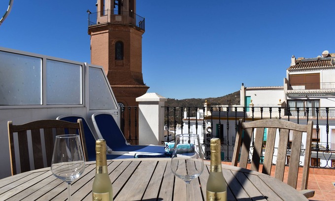 Competa Apartment | Almijara apartment in the square of Cómpeta with beautiful views