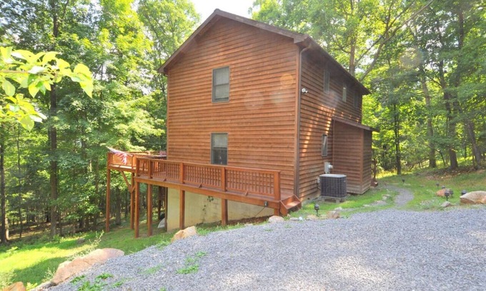 Berkeley Springs House | Almost Heaven - Grill, 3 kings, wifi, deck, pool access, hiking, wood stove