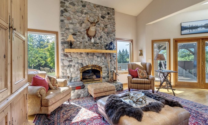 Packwood Cabin | AlpenChalet | Rainier View | 3 Bed, 2.5 Bath