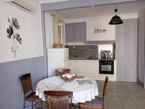 Vinon-sur-Verdon Apartment | ALPES DE HAUTE PROVENCE , VINON SUR VERDON , UN DES PLUS BEAUX VILLAGE PROVENÇAL DE FRANCE POUR 4 a 5 PERS , TRES GRAND APPT 2 PCES , Tout Confort entièrement équipé