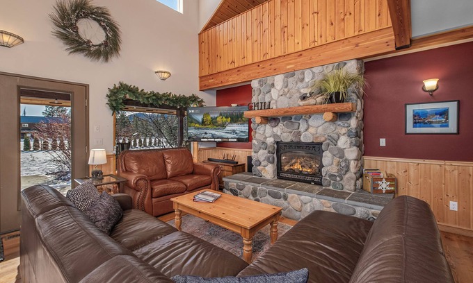 Plain Cabin | Alpine Acres-Sleeps 10, Hot Tub, Game Room, BBQ