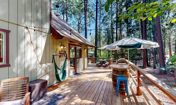 Arnold House | Alpine gem with private deck & yard + on-site lakes, pool, golf, & rec courts