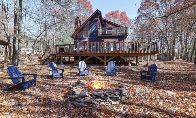 East Stroudsburg Cabin | Alpine Lodge - Hot tub - Sauna - 3BD-2BA