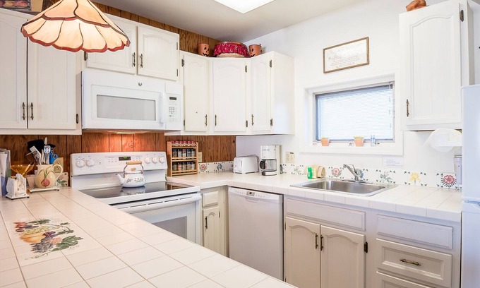 Ketchum Condo | Alpine Villa Condo 21-Perfect for a Family of Four, Walk to Town & MTN Trails