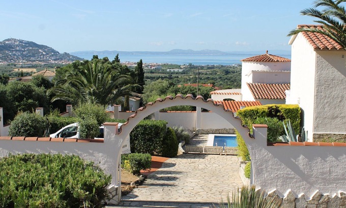 El Mas Fumats House | Alquiler de casa con piscina y vistas, max.7 personas, Roses