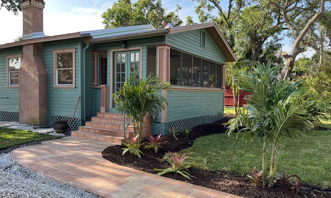 Altamont Manor House | Altamont Park~Entire Charming Bungalow~5-10 min walk to Food, Shops & Town!