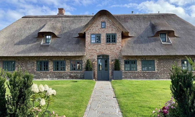 Tinnum House | Alte Liebe - 5 star thatched roof house for 7 pers. with sauna, garden, parking space,