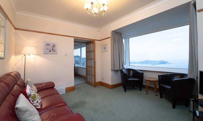 St Ives Apartment | Am Meer – Sleeps 4 – Sea Views – On -Site Parking for One Car – Outside Space