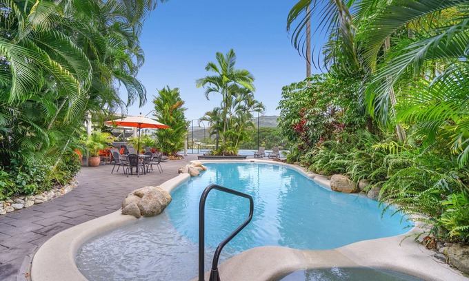 Trinity Beach Hotel | Amaroo at Trinity