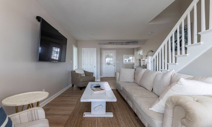 Stonington House | Amazing 10 Bedroom Compound on the Water with 6 Bedroom Home & 4 Studio Cottages