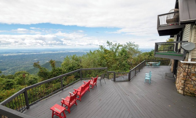 Bluff Mountain Cabin | Amazing 4BD Lodge w/VIEWS! Games + Hot Tub!